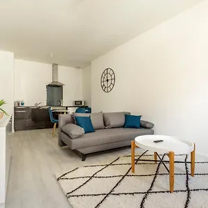 https://le-bleu-spacieux-t2-avec-1-chambre-et-1-canape-lit.midi-pyreneeshotels.com